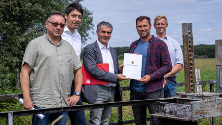 Staatssekretär Eichner überreicht Förderung für besseren Wasserrückhalt im Landkreis Stendal
