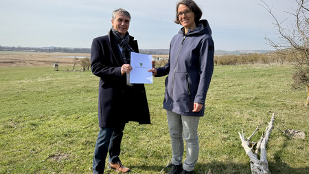 Staatssekretär überreicht Bescheid über 138.500 Euro an Dr. Svenja Sammler von der NABU-Stiftung