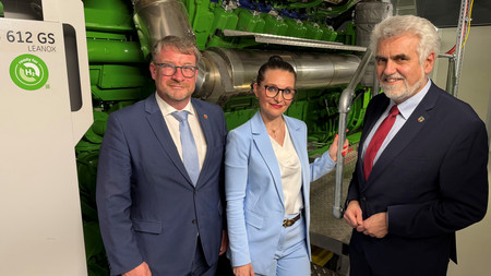 Energieminister Prof. Dr. Armin Willingmann gab offiziellen Startschuss für das modernisierte Blockheizkraftwerk gemeinsam mit Stadtwerke-Geschäftsführerin Julia Teige sowie Schönebecks Oberbürgermeister Bert Knoblauch.