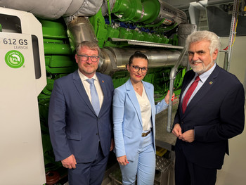 Energieminister Prof. Dr. Armin Willingmann gab offiziellen Startschuss für das modernisierte Blockheizkraftwerk gemeinsam mit Stadtwerke-Geschäftsführerin Julia Teige sowie Schönebecks Oberbürgermeister Bert Knoblauch.
