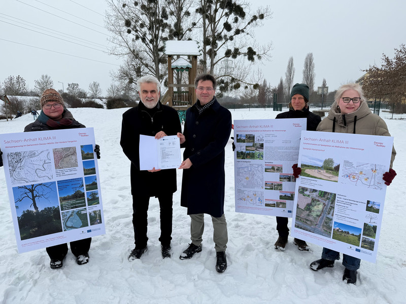 Umweltminister Prof. Dr. Armin Willingmann hat in Dessau-Roßlau zwei Klima-III-Förderbescheide über insgesamt 862.920 Euro an die Stadt Dessau-Roßlau überreicht. Gefördert werden Maßnahmen zur Hitzevorsorge auf Spielplätzen sowie zur Klimaanpassung im Gartenreich Dessau-Wörlitz.