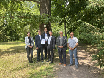 Staatssekretär Eichner überreicht ersten „Klima III“-Bescheid für Umgestaltung des Schlossparks Ostrau