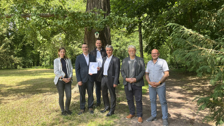 Staatssekretär Eichner überreicht ersten „Klima III“-Bescheid für Umgestaltung des Schlossparks Ostrau