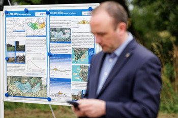 Schautafel  für geplantes Einlaufbauwerk des Flutpolders Rösa