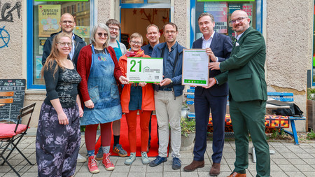 Grüne Hausnummer PLUS für „bunte butze“ in Magdeburg