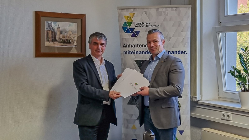 Umweltstaatssekretär Dr. Steffen Eichner überreicht Landrat Andy Grabner Förderbescheide aus dem Programm „Sachsen-Anhalt KLIMA III“.