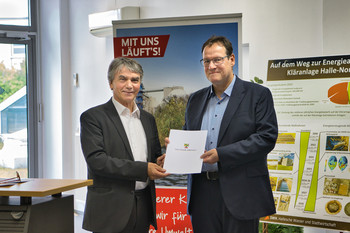 Staatssekretär Eichner überreicht Förderbescheid