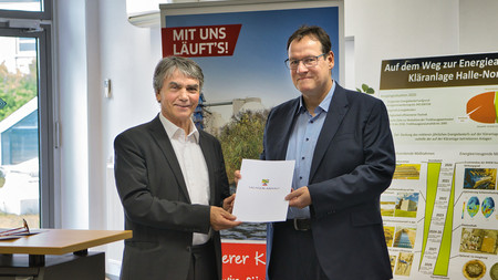 Staatssekretär Eichner überreicht Förderbescheid