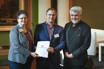 Zu sehen sind: Rektorin Prof. Dr. Claudia Becker, Prof. Dr. Jonathan Everts und Minister Prof. Dr. Armin Willigmann