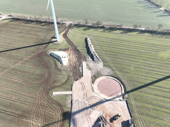 Luftaufnahme der Baustelle im Windpark Löberitz: Zuwegungen, Kranstellflächen und Arbeitsbereiche werden für die Errichtung der neuen Windenergieanlagen vorbereitet.