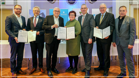 v.l.n.r.: Marco Bohn, Kaufmännischer Direktor des Universitätsklinikums Magdeburg, Prof. Dr. med. Hans-Jochen Heinze, Ärztlicher Direktor des Universitätsklinikums Magdeburg, Finanzminister Michael Richter, Gesundheitsministerin Petra Grimm-Benne, Michael Saffé, Kaufmännischer Vorstand der Pfeifferschen Stiftungen, Klaus-Dieter-Schinkel, Jochen Wensing 