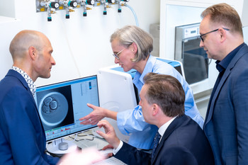 v.l.: Prof. Dr. Gregor Seliger, Leiter Kinderwunschzentrum, Katrin Pribbernow, Reproduktionsbiologin, Wissenschafts-Staatssekretär Thomas Wünsch, PD Dr. Matthias Janda, Ärztlicher Direktor Universitätsklinikum Halle (Saale)