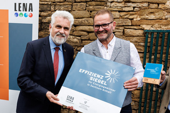 Umweltminister übergibt das hochwertige Effizienzsiegel an den Inhaber des Landgasthauses inklusive Fleischerei, Ingo Meyer