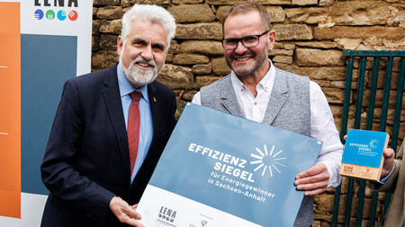 Umweltminister übergibt das hochwertige Effizienzsiegel an den Inhaber des Landgasthauses inklusive Fleischerei, Ingo Meyer