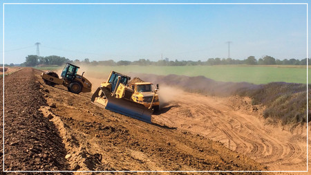 Radlader beim Anlegen des neuen Deiches