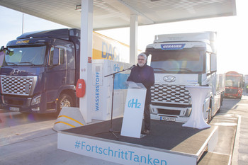 Minister Willing hält Grußwort zur Eröffnung der Wasserstoff-Tankstelle für LKW's in Magdeburg