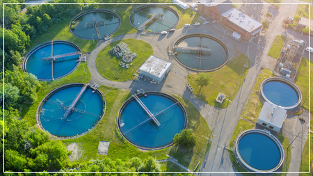 Luftaufnahme einer Kläranlage mit sechs Klärbecken