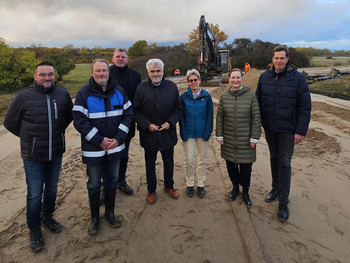 Umweltminister Prof. Dr. Armin Willingmann und die Direktorin des Landesbetriebs für Hochwasserschutz und Wasserwirtschaft (LHW), Martina Große-Sudhues, haben sich am heutigen Montag vor Ort ein Bild vom Baufortschritt gemacht.