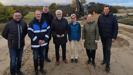 Umweltminister Prof. Dr. Armin Willingmann und die Direktorin des Landesbetriebs für Hochwasserschutz und Wasserwirtschaft (LHW), Martina Große-Sudhues, haben sich am heutigen Montag vor Ort ein Bild vom Baufortschritt gemacht.