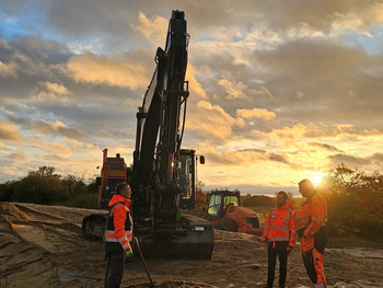 Bauarbeiter bei Arbeiten am Deich Hohenwarthe