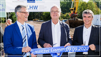 Umweltstaatssekretär Dr. Steffen Eichner (r.) weiht sanierten Gimritzer Damm ein