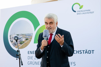 Energieminister Willingmann hält ein Grußwort