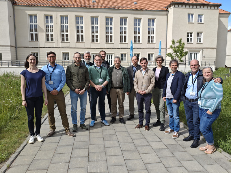 Gruppenbild der Teilnehmenden Personen am Netzwerktreffen der Umwelt- und Nachhaltigkeitspartnerschaften 14.05. - 16.05.2025 in Halle (Saale)