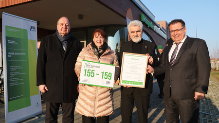 Energieminister Prof. Dr. Armin Willingmann überreicht Grüne Hausnummer