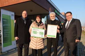 Energieminister Prof. Dr. Armin Willingmann überreicht Grüne Hausnummer