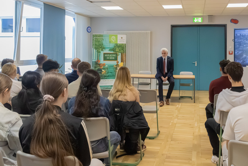 Umweltminister Willingmann mit Neuntklässlerinnen und Neuntklässler der IGS Regine Hildebrandt