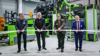 Durchschneiden des Bandes zur ERöffnung des Erweiterungsbaus des Fraunhofer-Pilotanlagenzentrums für Polymersynthese und -verarbeitung (PAZ) in Schkopau mit Wissenschaftsminister Prof. Dr. Armin Willingmann ( 2.v.l.)
