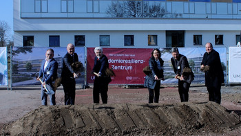 Wissenschaftsminister Prof. Dr. Armin Willingmann setzt ersten Spatenstich für top-modernes Pandemieresilienz-Zentrum in Halle