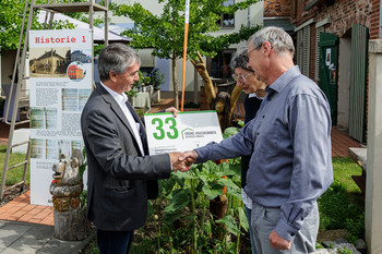 Staatssekretär Dr. Steffen Eichner übergibt die Grüne Hausnummer