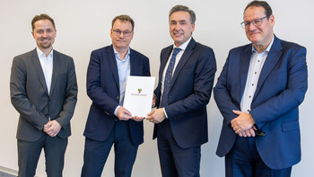 Im Beisein von Dr.-Ing. Marc Richter (Abteilungsleiter Energiesysteme und -infrastrukturen, l.) und Prof. Jürgen Wiese (Gruppenleiter Nachhaltiges Wassermanagement und Infrastrukturen, r.) überreichte Staatssekretär Thomas Wünsch den Förderbescheid für das Forschungsprojekt „H2Regio“ an den Institutsleiter des Fraunhofer IFF, Dr.-Ing. Dirk Berndt (2.v.l.)