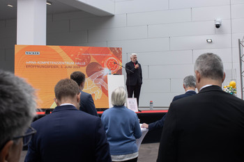Minister Willingmann hält ein Grußwort zur Einweihung des neuen mRNA-Zentrums in Halle (Saale)
