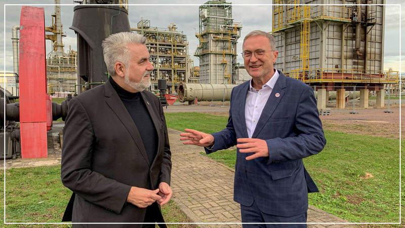 Energieminister Prof. Dr. Armin Willingmann im Austausch mit dem Raffinerie-Geschäftsführer Thomas Behrends.