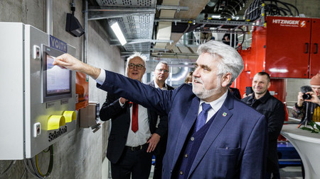 Minister Willingmann nimmt Wasserkraftanlage am Muldestausee in Betrieb