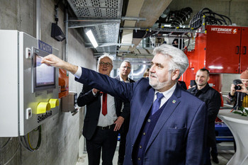 Minister Willingmann nimmt Wasserkraftanlage am Muldestausee in Betrieb