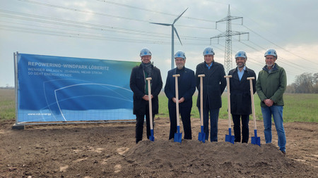 Minister Prof. Dr. Armin Willingmann hat gemeinsam mit dem Geschäftsführer der VSB Deutschland, Thomas Winkler, den symbolischen Spatenstich zum Repowering des VSB-Windparks im Zörbiger Ortsteil Löberitz (Landkreis Anhalt-Bitterfeld) gesetzt.