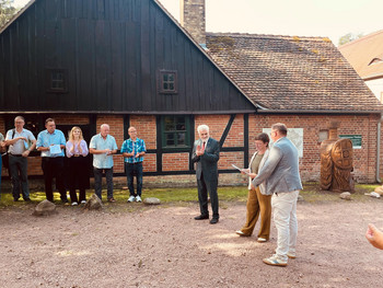 Umweltminister Willingmann überreicht Förderung für Entschlammung des Kupferhammerteichs