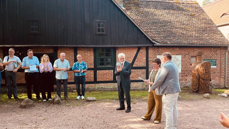 Umweltminister Willingmann überreicht Förderung für Entschlammung des Kupferhammerteichs