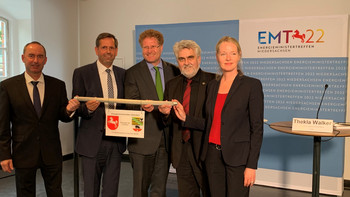 Niedersachsens Energieminister Olaf Lies übergab als aktueller Konferenzvorsitzender den symbolischen Staffelstab in Form einer Stromleitung an Sachsen-Anhalts Energieminister Prof. Dr. Armin Willingmann.