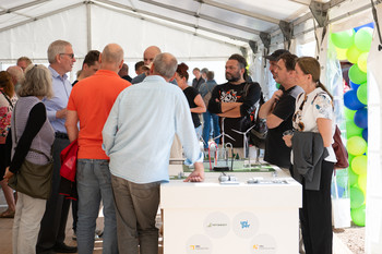 bunt geschmückter Pavillon mit vielen Gästen