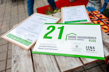 Grüne Hausnummer PLUS für „bunte butze“ in Magdeburg