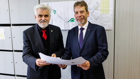 Sachsen-Anhalts Umweltminister Prof. Dr. Armin Willingmann hat Ilsenburgs Bürgermeister Denis Loeffke Förderbescheide aus dem Programm „Sachsen-Anhalt KLIMA III“ überreicht.