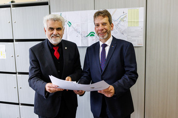 Sachsen-Anhalts Umweltminister Prof. Dr. Armin Willingmann hat Ilsenburgs Bürgermeister Denis Loeffke Förderbescheide aus dem Programm „Sachsen-Anhalt KLIMA III“ überreicht.