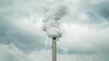 rauchender Schornsteinschlot