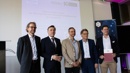 Im Beisein von Wissenschafts-Staatssekretär Thomas Wünsch haben OvGU-Rektor Prof. Dr. Jens Strackeljan sowie die Tesvolt-Gründer Daniel Hannemann und Simon Schandert heute in Magdeburg eine entsprechende Vereinbarung geschlossen.