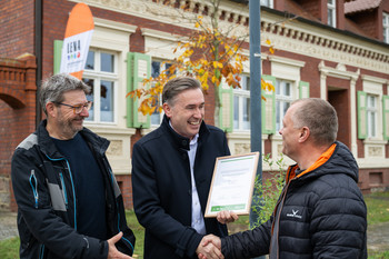 Staatssekretär Wünsch überreicht die Auszeichnung