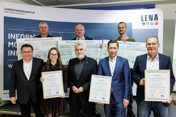 Gruppenfoto mit VertreterInnen aller drei siegreichen Kommunen